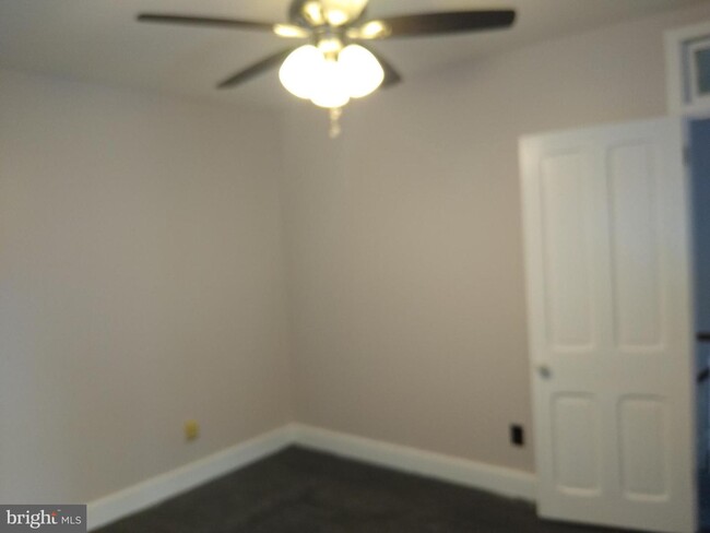 Building Photo - 607 N Van Buren St