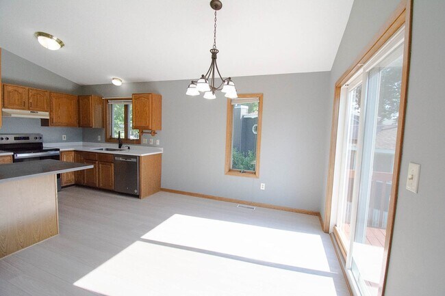 Foto del edificio - Pristine, Bright, and Move-In Ready in SW Rochester!