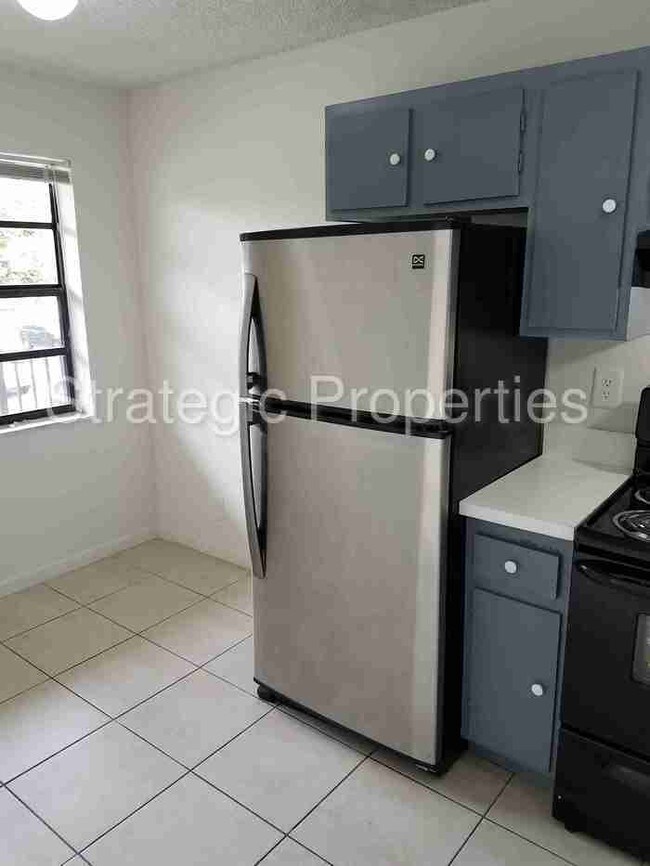 Building Photo - 4173 Lakeside Dr
