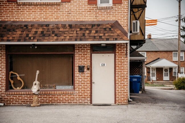 Building Photo - Bright and Spacious 3-Bedroom Apartment in...