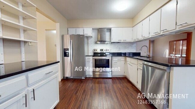 Foto del edificio - 12855 Ray Dr - Gorgeous N Warren 3Bed/2Bath