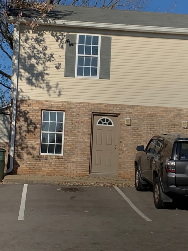Building Photo - 208 College St