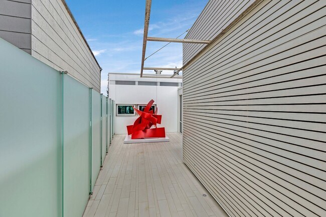 Building Photo - Come see this rare amazing Golden Gate Hei...