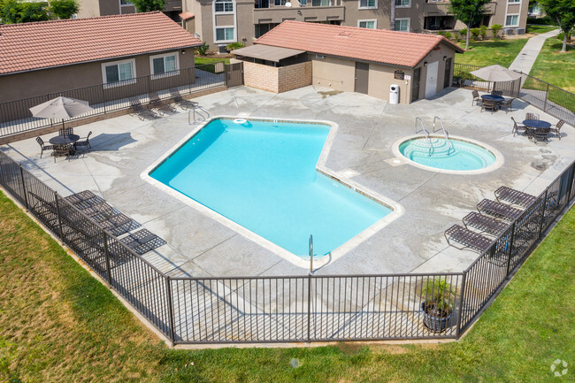 Piscina principal - Redlands Towne Square-No Availability