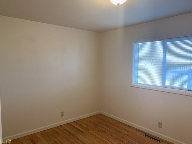 Building Photo - Fantastic 3BD/1BA!