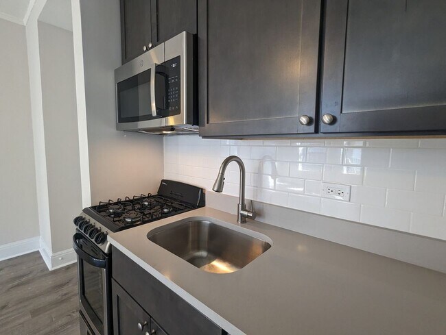 Foto del edificio - 2779 N Milwaukee Ave