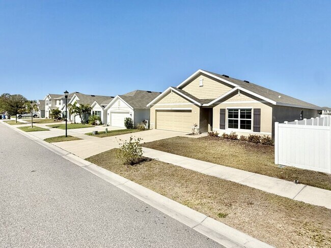 Building Photo - 822 18th Ave SE