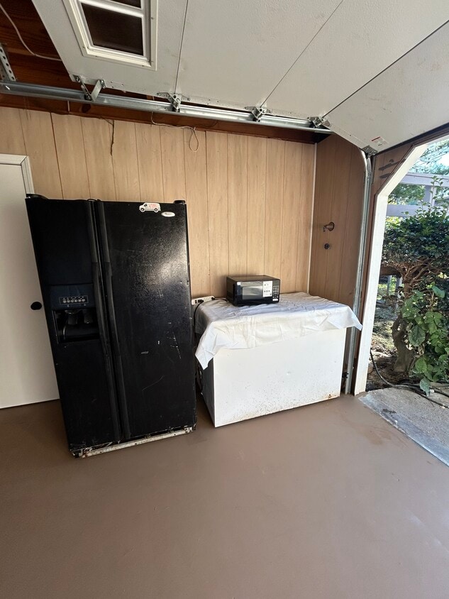 Building Photo - 5565 Hillcrest Dr