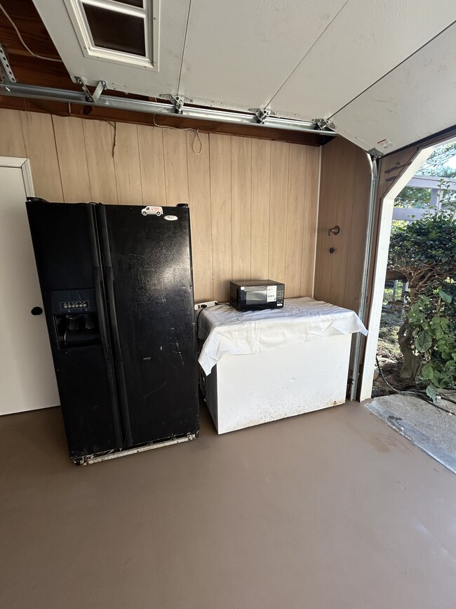 Building Photo - 5565 Hillcrest Dr