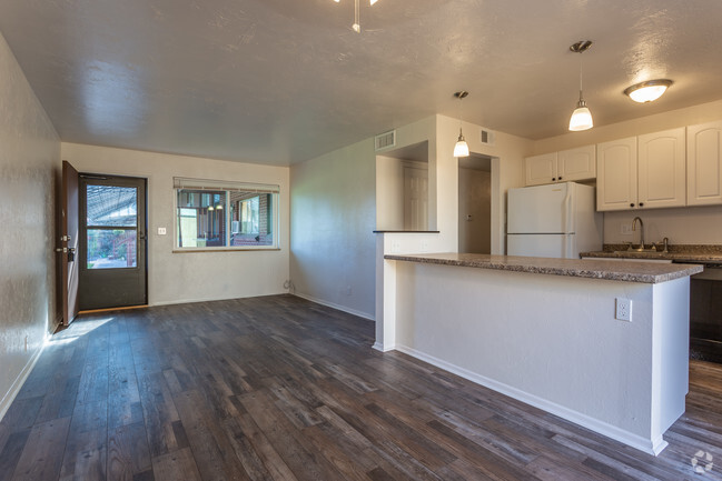 2BR, 1BA - 900 SF - Squire Gardens Apartments