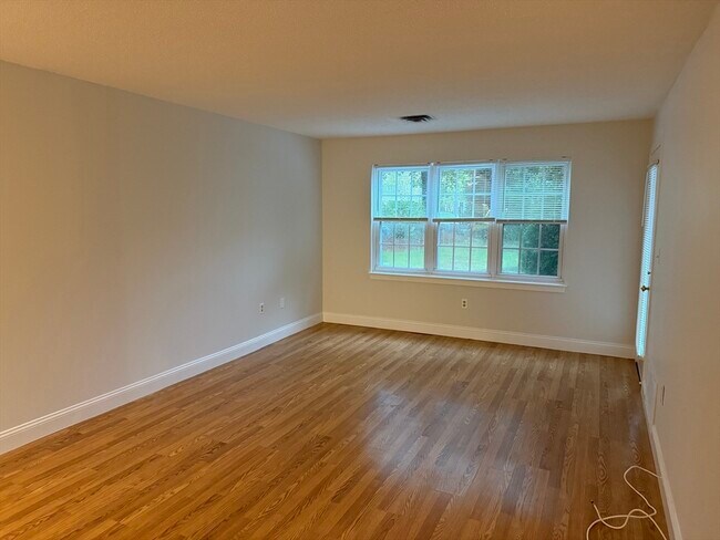 Building Photo - 750 Brookside Dr