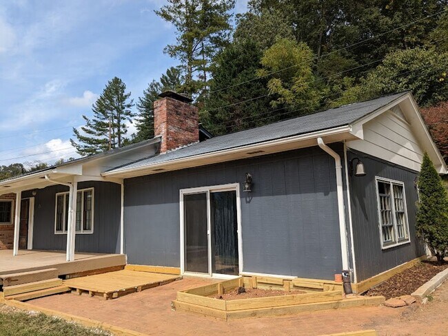 Foto del edificio - What a VIEW! Beautiful 3BD/2BA Ranch Style House in Speedwell Acres offered exclusively by Wester...