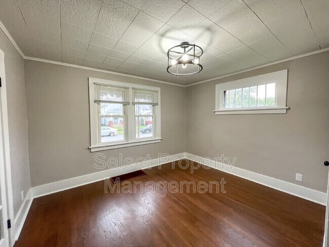 Building Photo - 2815 Plaza Dr