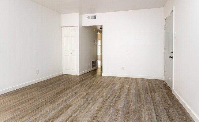 Building Photo - Cozy 2-Bedroom Apartment with Convenient A...