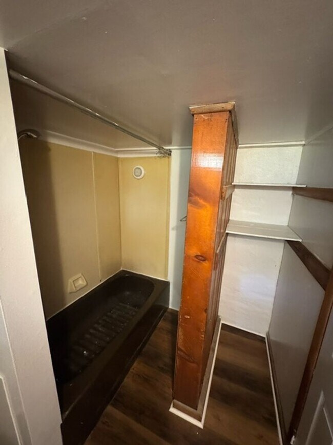Foto del edificio - 216 N Charles St