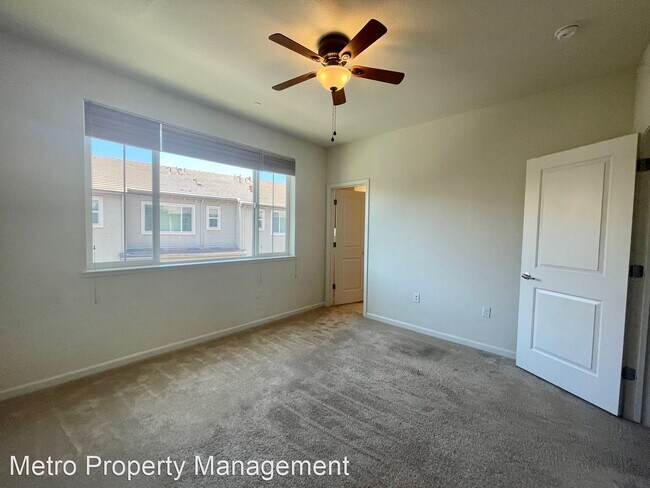 Building Photo - 3 br, 3.5 bath House - 911 White Moonstone...