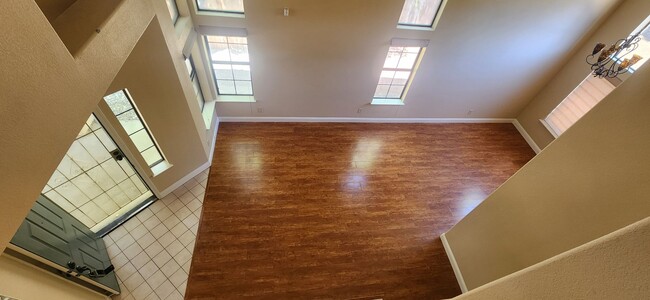 Building Photo - Wonderful 3 Bedroom 2.5 Bathroom Home in E...