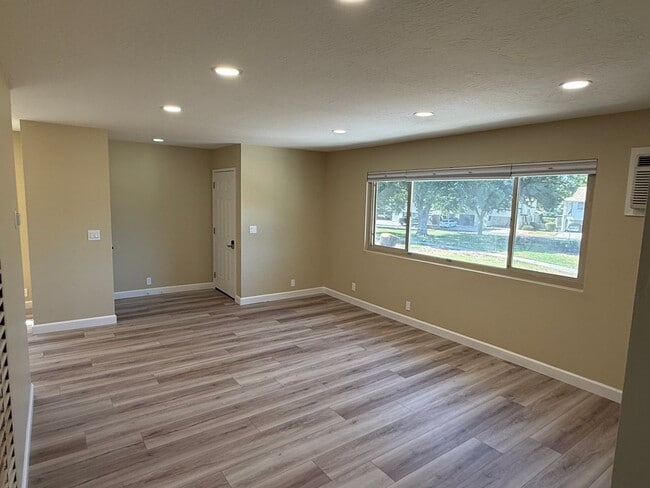 Building Photo - 1048 Mohr Ln