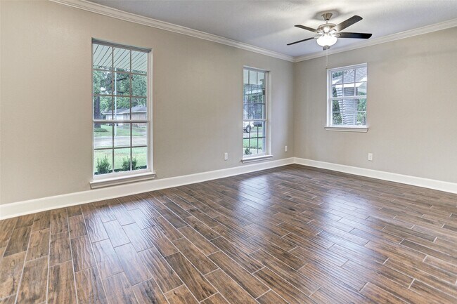 Foto del edificio - 4315 Woodvalley Dr
