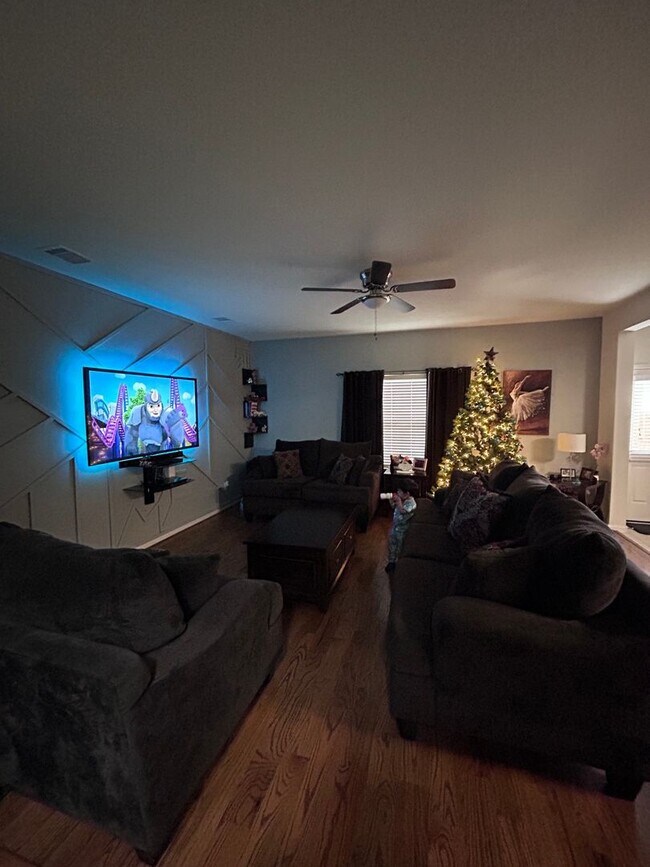 Building Photo - Stunning 4BR House in Highlands