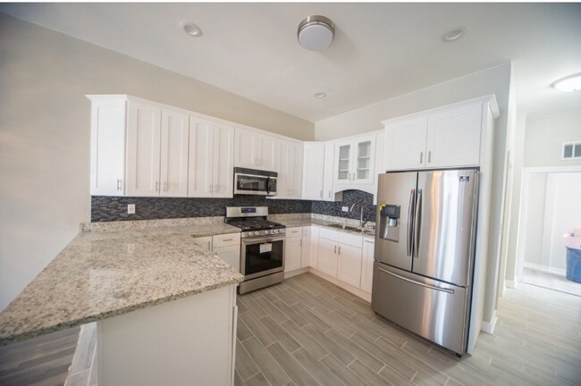 Foto del edificio - 2657 W Warren Blvd