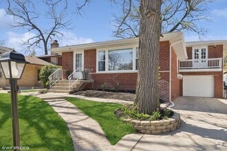 Building Photo - 910 Meadowcrest Rd