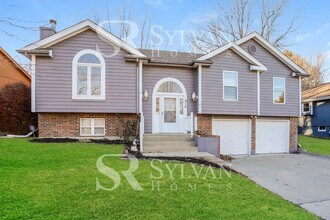 Building Photo - 910 SW Foxtail Dr