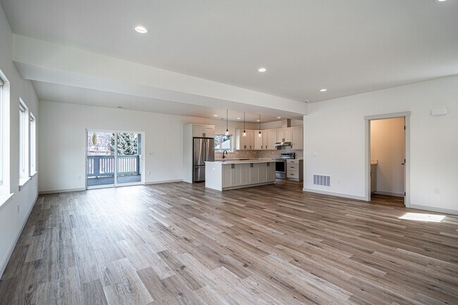 Building Photo - Newer Construction! 3 bed/2.5 bath, double garage, central heat/air, VIEWS!
