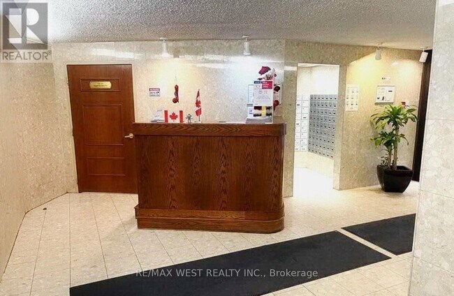 Building Photo - 60 Pavane Linkway