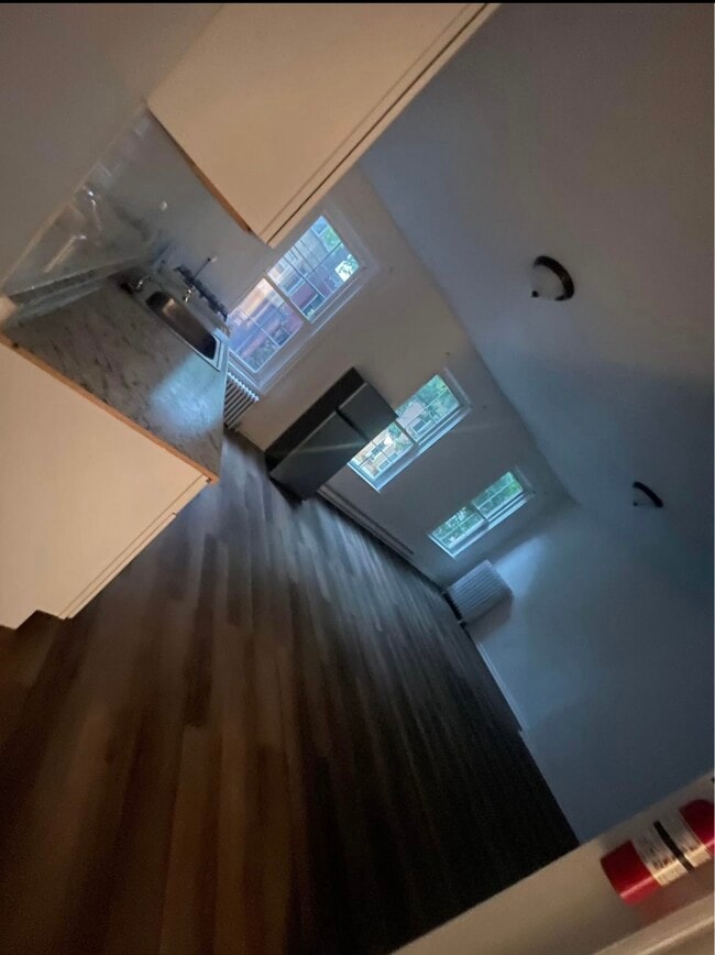 Building Photo - 304 S 6th St