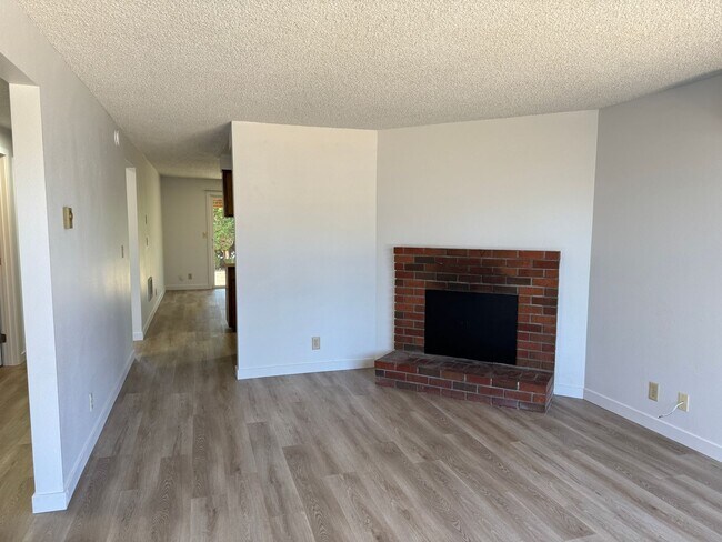 Building Photo - Large single level 2-bedroom/1 bath duplex in Springfield!