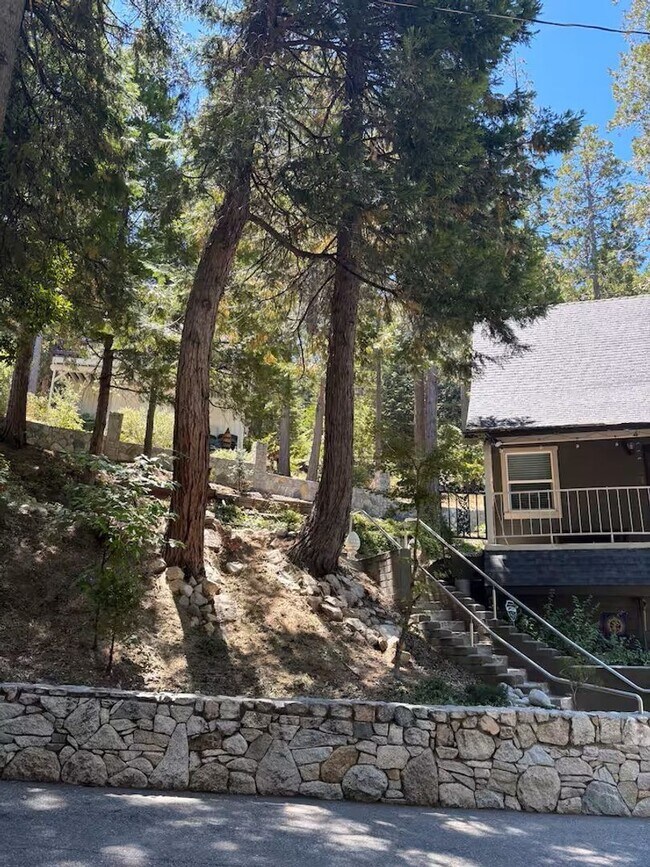 Foto del edificio - Vintage 5 bedroom Home with Three Car Garage