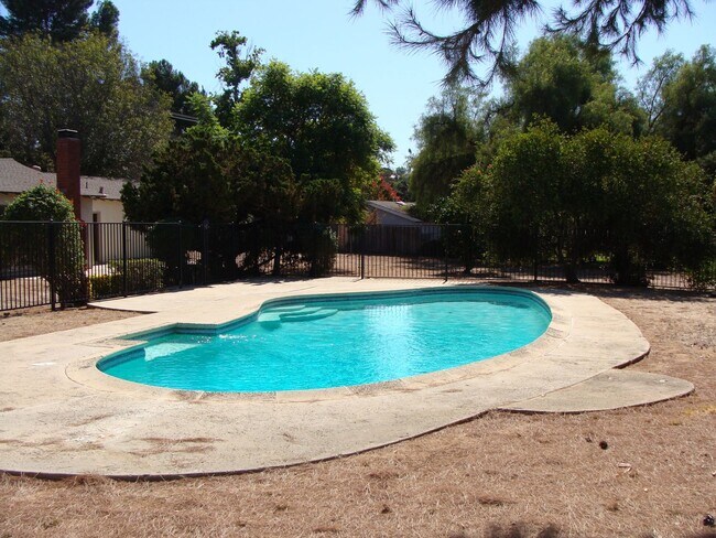 Building Photo - Large Ranch Style Home on Huge Lot