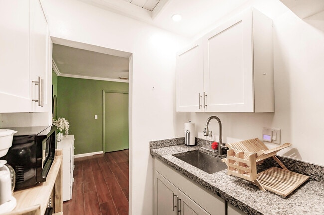 Building Photo - 2108 Hollywood Blvd