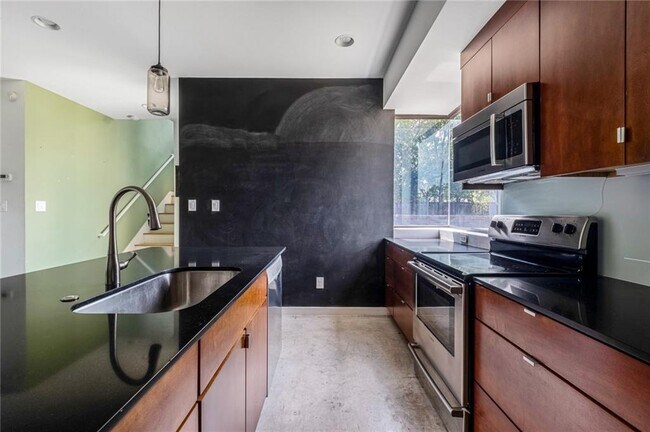 Building Photo - 1105 Altum St