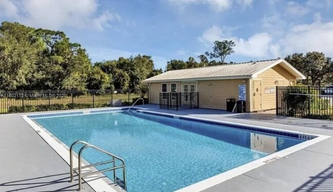 Foto del edificio - 2110 Whispering Trails Blvd