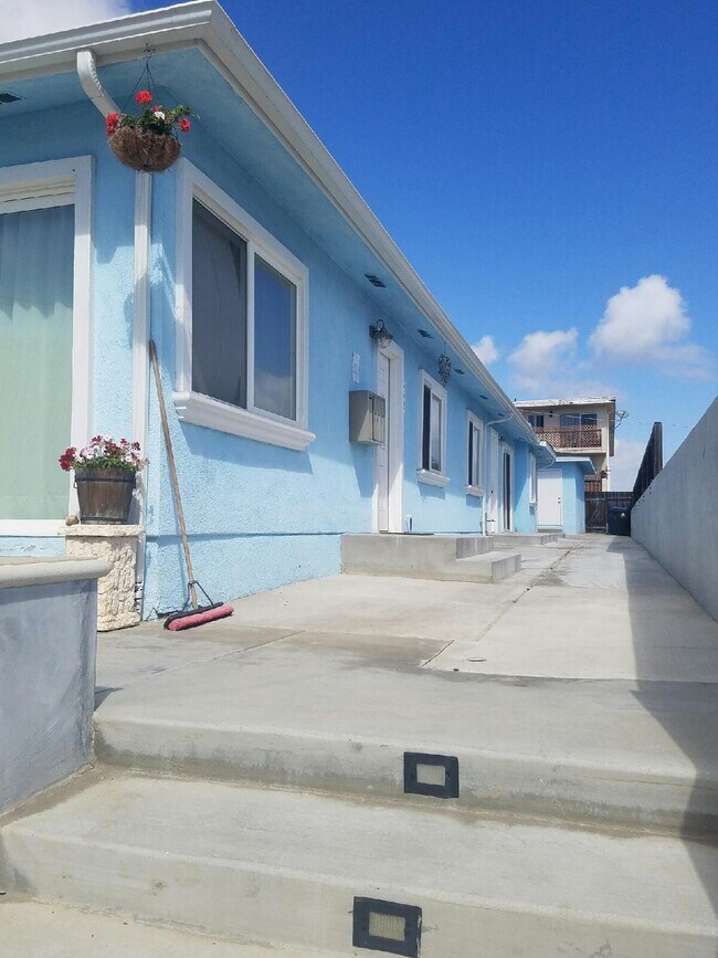 Triplex Facade - 650 W 36th St