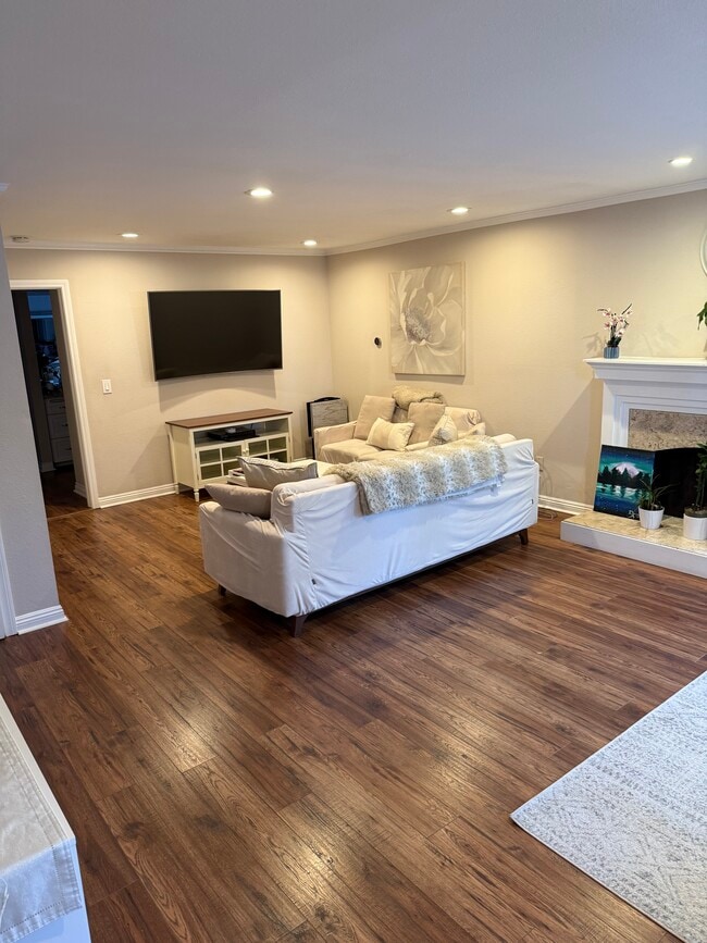 Building Photo - 1117 Cll Malaga