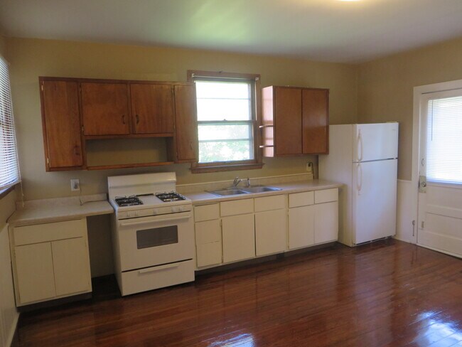 Building Photo - Two Bedroom Home with a bonus room/3rd bedroom in Historic District (Williams-Woodland Historic P...