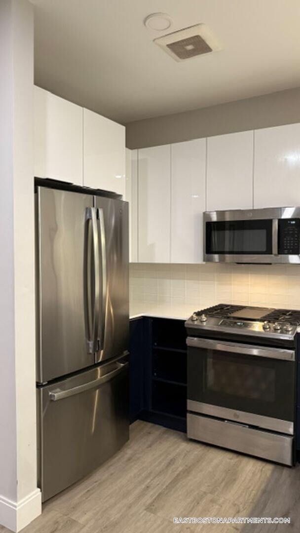 Building Photo - 656 Saratoga St