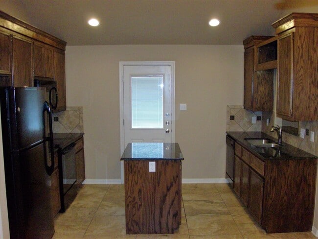 Building Photo - Charming 2 Bed / 2 Bath Duplex Near Bunny ...