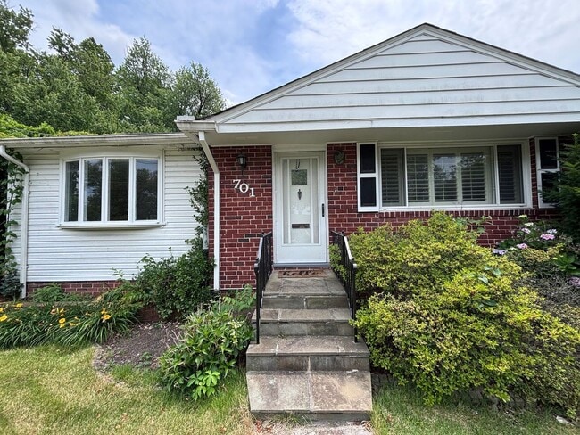 COMING SOON - Beautiful and spacious 4Bed/2Bath Rambler in Rockville! - COMING SOON - Beautiful and spacious 4Bed/2Bath Rambler in Rockville! House