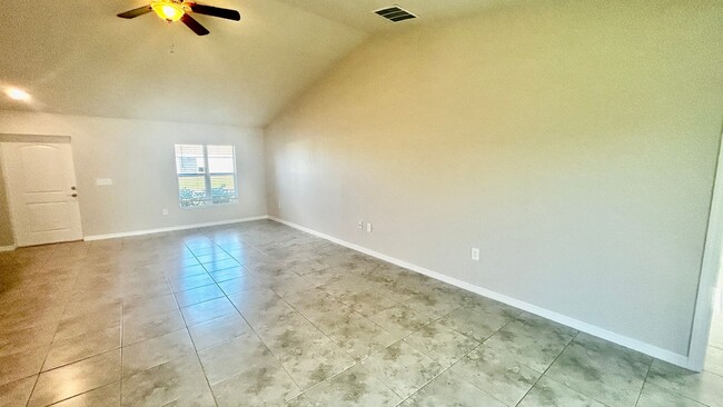 Foto del edificio - 4-bedroom 2-bath single-family - Cape Coral