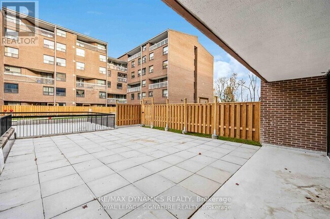 Photo du bâtiment - 4064-4064 Lawrence Ave E