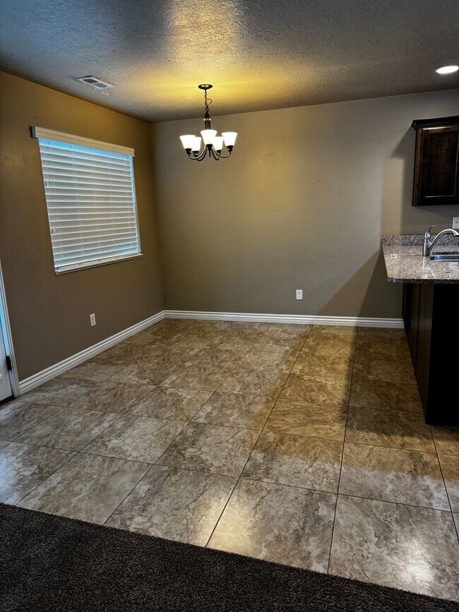 Building Photo - Fantastic 3 bedroom, 2.5 bathroom in Syrac...