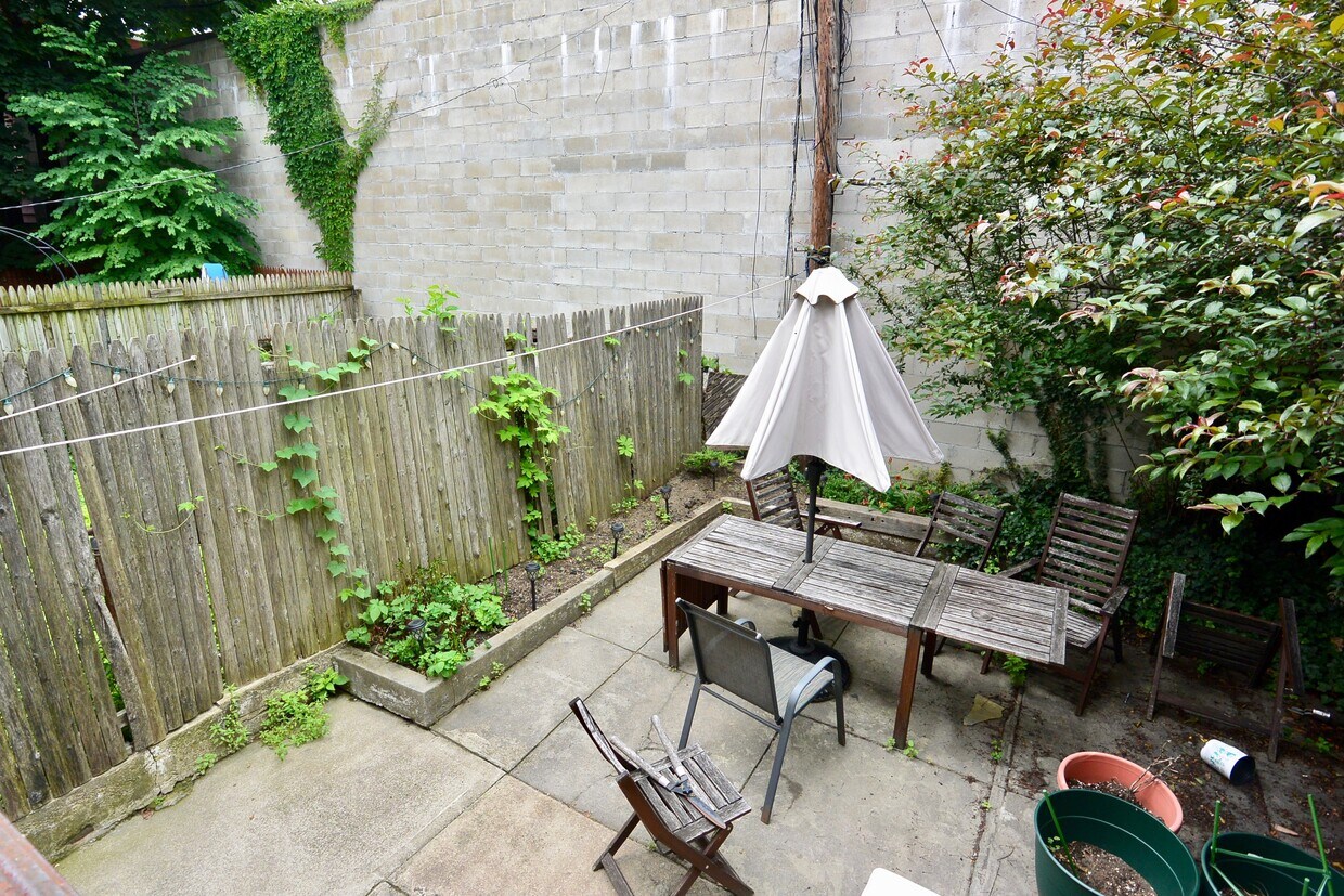 Primary Photo - FANTASTIC 2 BEDROOM WITH GARDEN