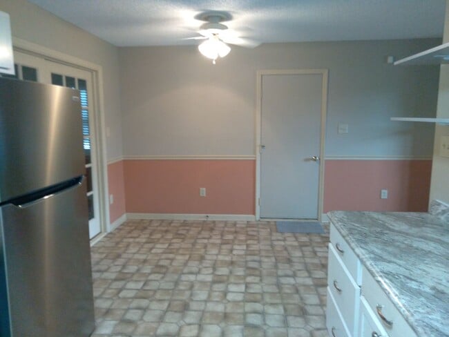 Building Photo - Cute 3 bedroom, 2 bath house with garage a...