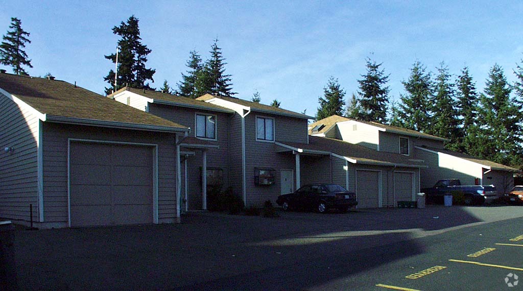 Building Photo - Hampton Court Townhomes