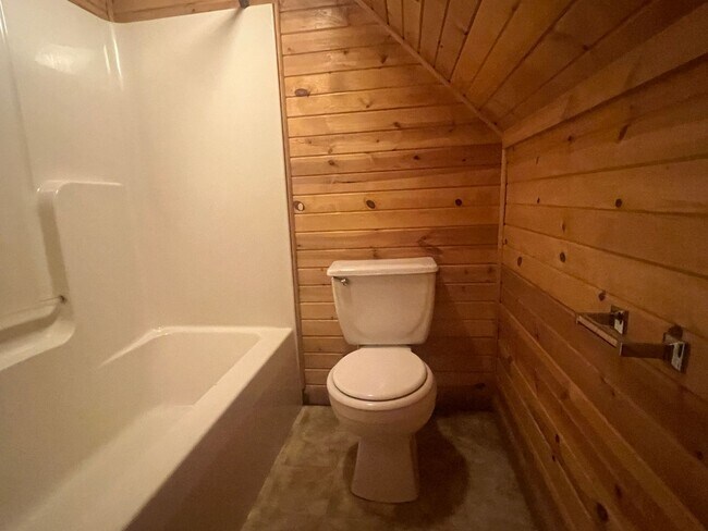 Building Photo - 1 Bedroom Apartment above Garage - off Rou...