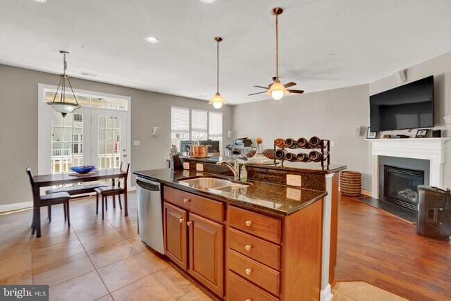 Building Photo - 2460 Eastbourne Dr